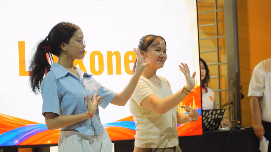 Hai sinh viên Lào ngẫu hứng múa truyền thống, giao lưu cùng sinh viên nước bạn. 