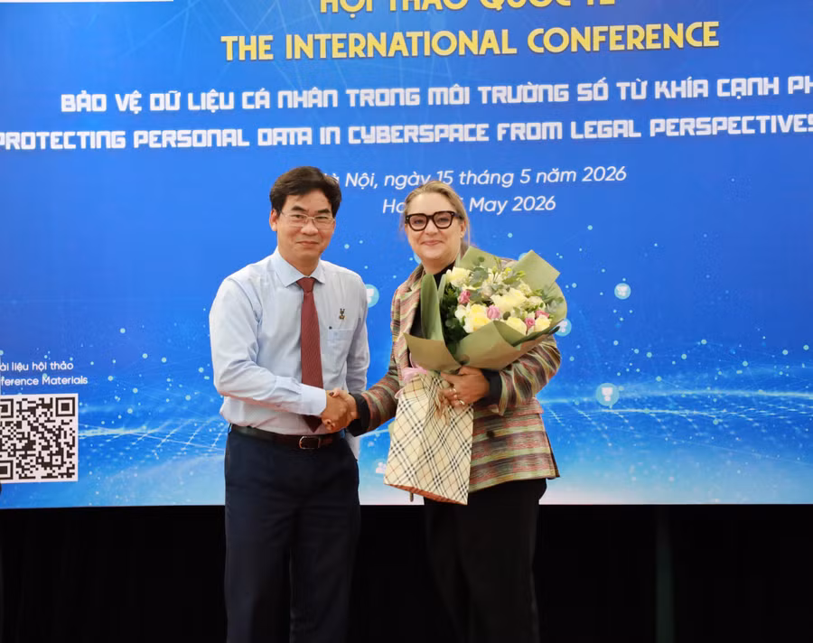 ts-le-truong-son-hieu-truong-truong-dai-hoc-luat-tphcm-tang-hoa-cho-ba-mette-ekeroth-pho-truong-phai-doan-dai-su-quan-dan-mach-tai-viet-nam.jpg