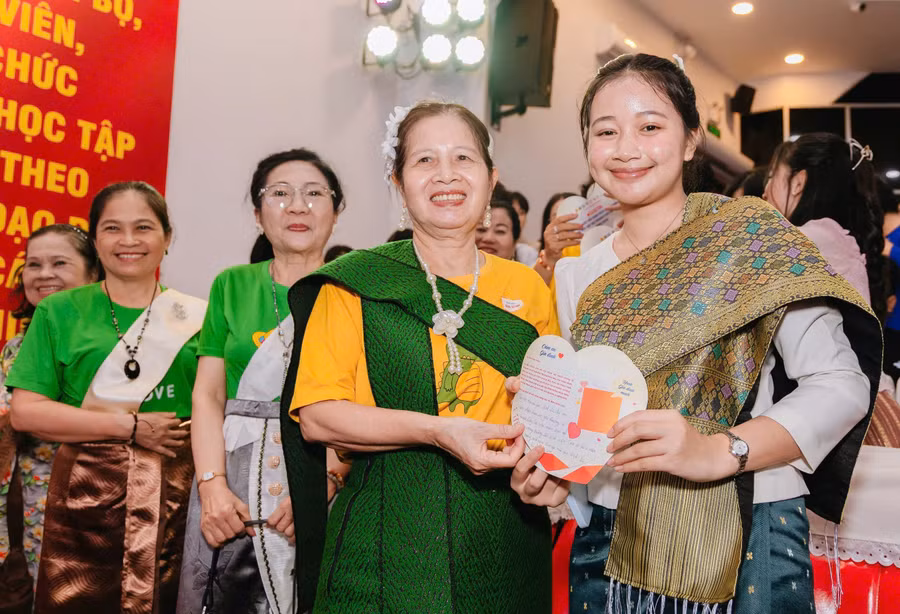 Sinh viên trao thiệp cảm ơn tới gia đình nuôi. 