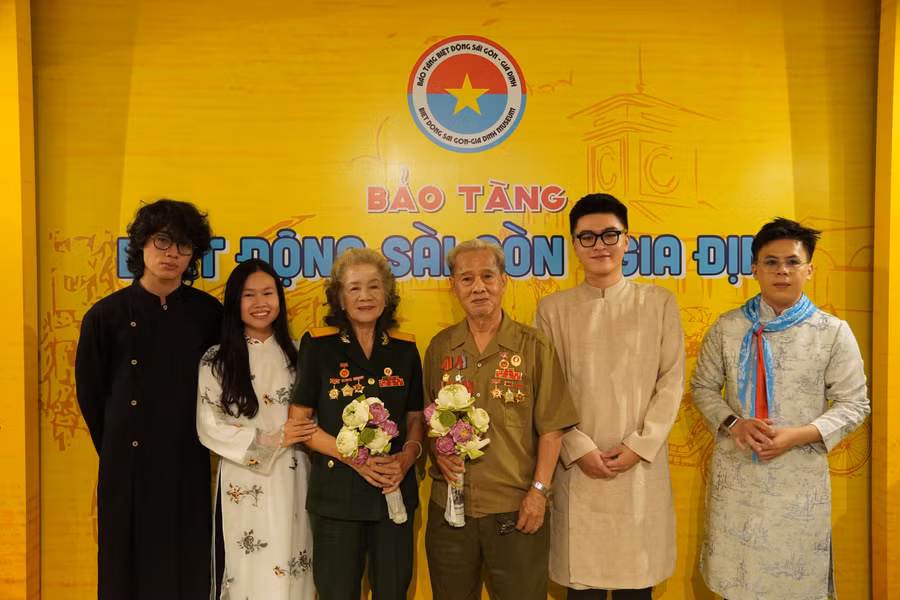 Nhóm sinh viên thực hiện dự án "Sao Đầu Mũ" cùng các cựu chiến binh. Ảnh: NVCC.