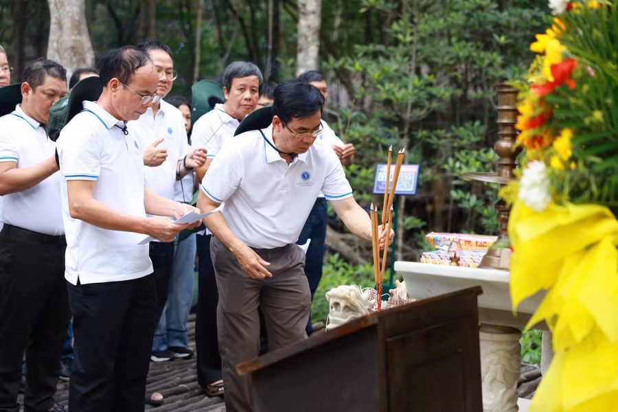 lanh-dao-truong-dang-huong-tuong-nho-cac-anh-hung-liet-si.jpg