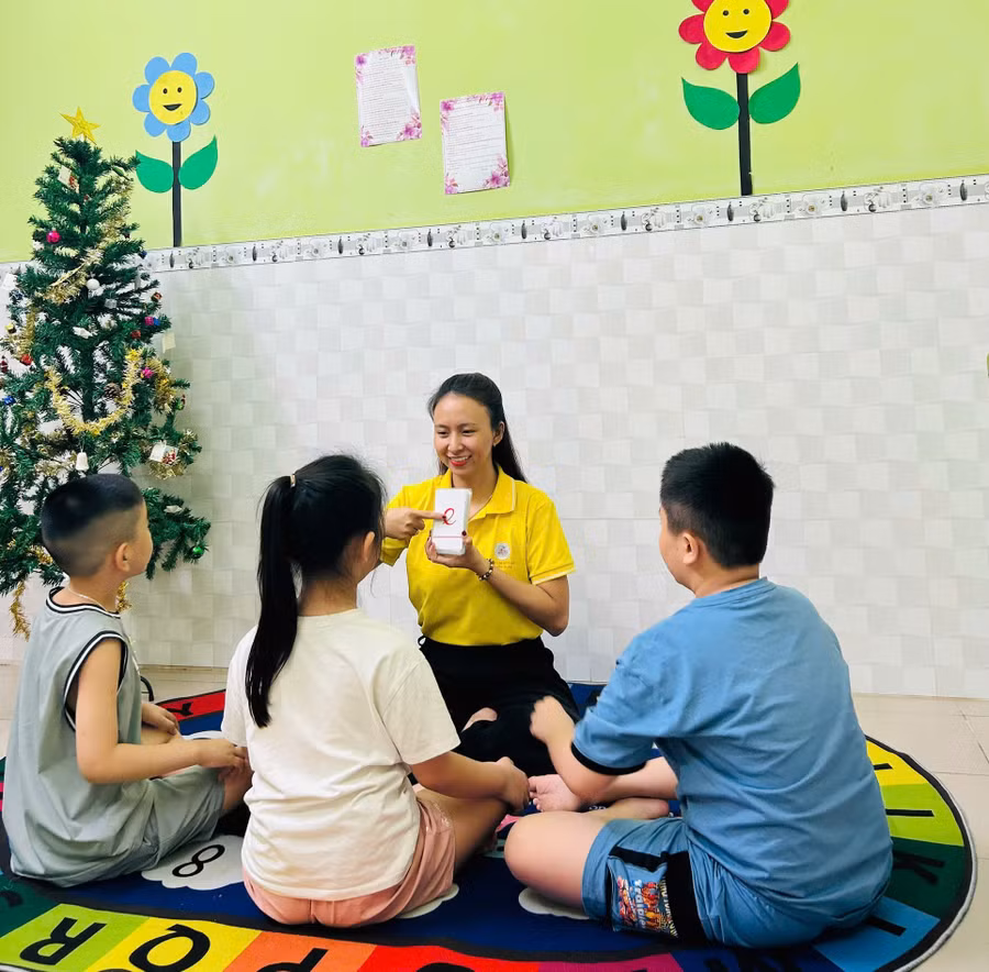 Cô Diệp Thị Thu cùng các em trong giờ học. Ảnh; NVCC. 