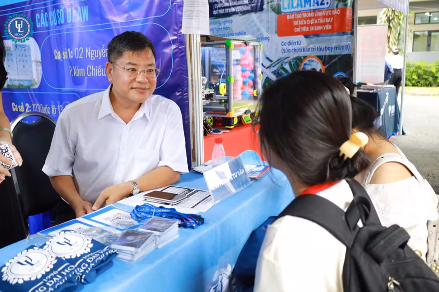 Học sinh được tư vấn tại Trường Đại học Luật TPHCM. Ảnh: ULAW. 