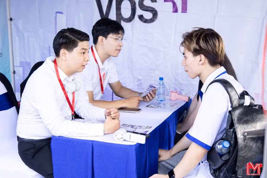 Sinh viên tìm kiếm cơ hội việc làm tại Ngày hội tuyển dụng của Trường Đại học Tài chính - Marketing. Ảnh: UFM. 