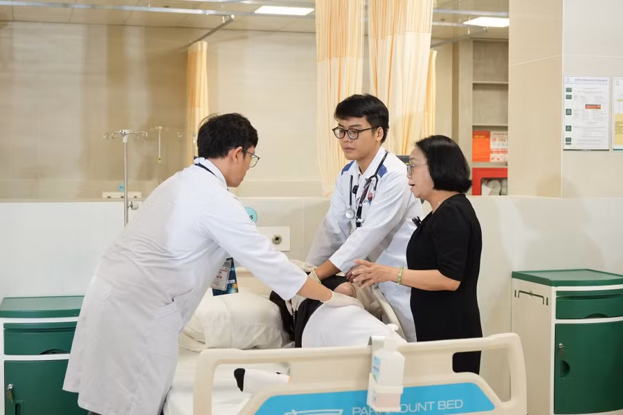 moi-truong-lam-sang-thuc-te-tai-benh-vien-giup-sinh-vien-khoi-nganh-suc-khoe-hiu-som-tiep-can-quy-trinh-chuyen-mon-ren-luyen-ky-nang-va-dao-duc-nghe-nghiep-ngay-tu-khi-con-ngoi-tren.jpg