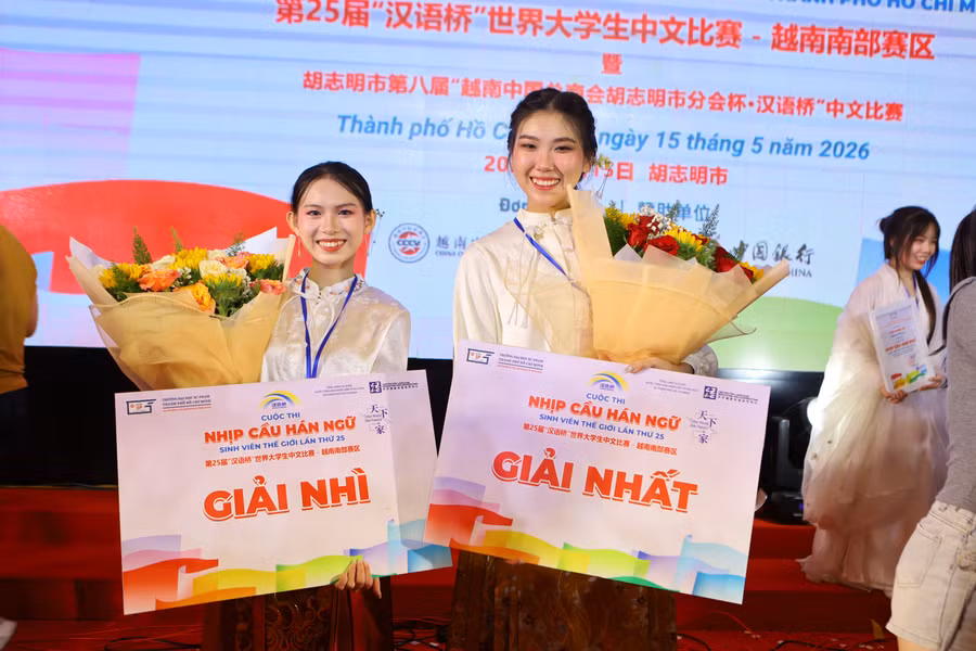 Hai sinh viên Trường Đại học Sư phạm TPHCM đạt giải cuộc thi Nhịp cầu Hán ngữ. Ảnh: HCMUE. 