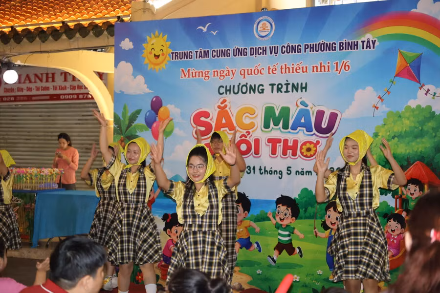 tiet-muc-flashmob-cua-doi-van-nghe-thuoc-phuong-binh-tay-anh-ngoc-phung.jpg