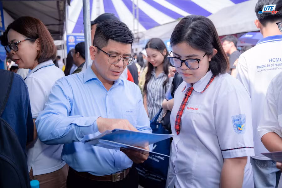 Học sinh tìm hiểu thông tin tại Trường Đại học Công nghệ Kỹ thuật TPHCM. Ảnh: HCMUTE. 