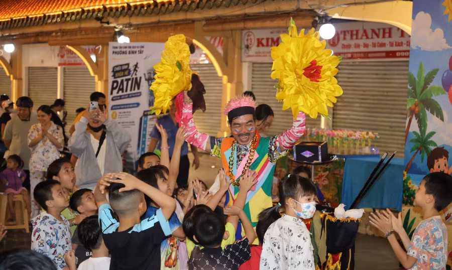 Thiếu nhi TPHCM thích thú trước màn ảo thuật. Ảnh: Ngọc Phụng.