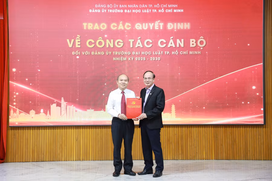 dc-tran-van-bay-trao-qd-pho-bi-thu-cho-dc-nhiem.jpg