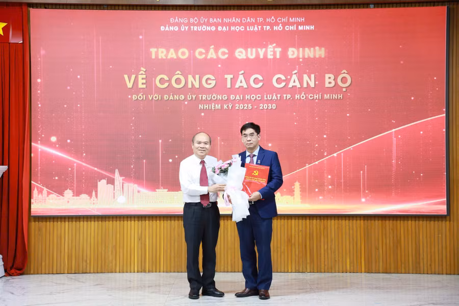 Ông Trần Văn Bảy - Phó Chủ tịch UBND TPHCM trao quyết định cho TS Lê Trường Sơn - Hiệu trưởng Trường Đại học Luật TPHCM. Ảnh: ULAW. 
