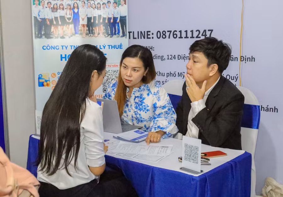 Sinh viên được doanh nghiệp tư vấn, hướng nghiệp. Ảnh: HCMULAW. 