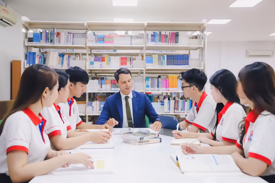 Sinh viên Viện Đào tạo Quốc tế - Trường Đại học Nguyễn Tất Thành trao đổi cùng giảng viên. Ảnh: NTTU. 