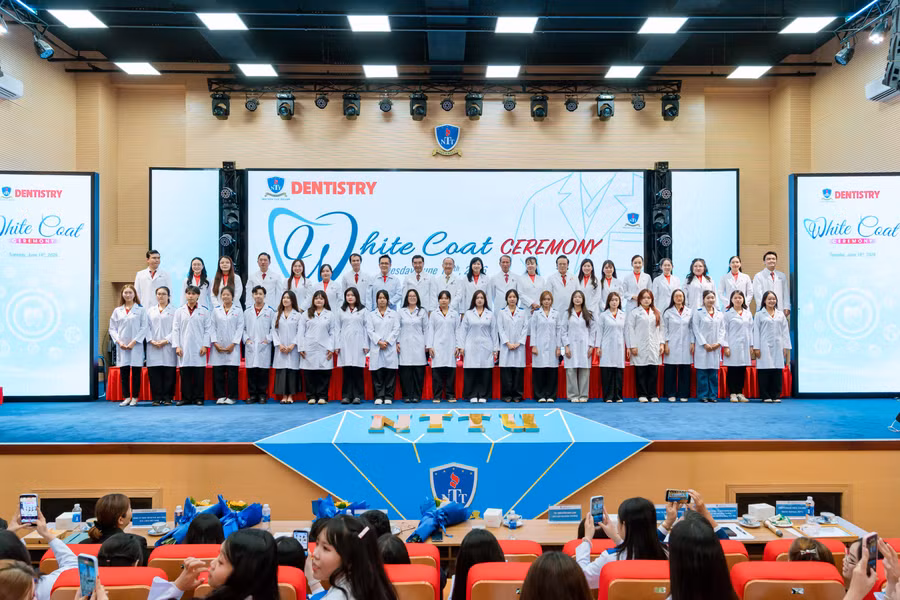 Thầy cô trao áo blouse cho các sinh viên Răng Hàm Mặt. Ảnh: NTTU. 