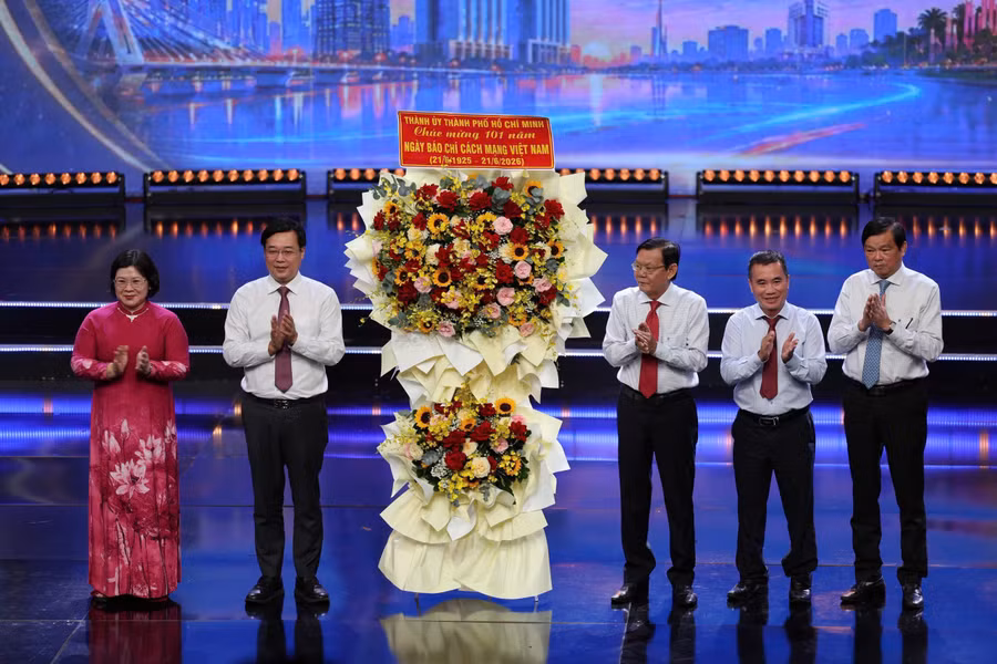 Lãnh đạo TPHCM tại Lễ kỷ niệm 101 năm Ngày Báo chí Cách mạng Việt Nam và trao Giải Báo chí TPHCM lần thứ 44. 