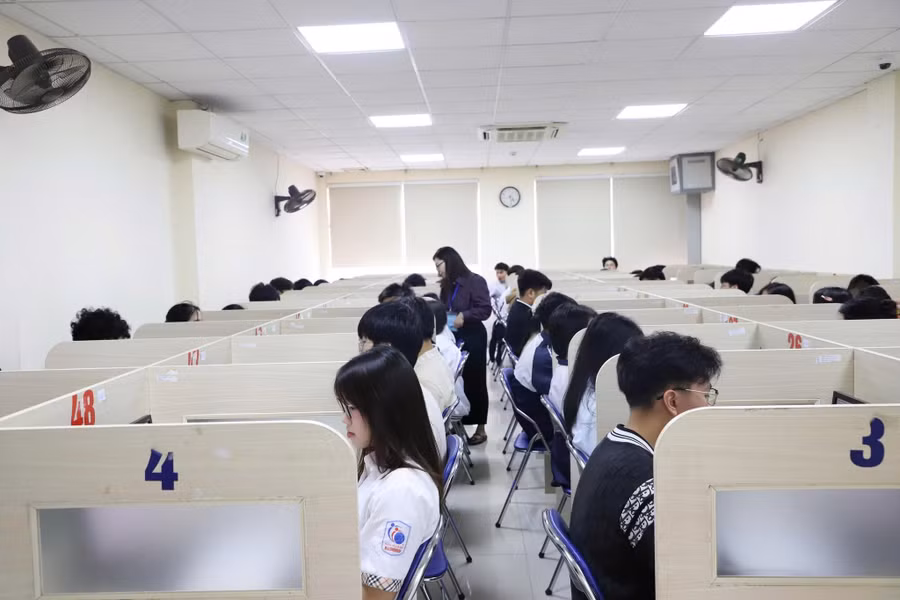 Thí sinh dự thi kỳ thi Đánh giá năng lực học sinh trung học phổ thông (HSA) do Đại học Quốc gia Hà Nội tổ chức. Ảnh: VNU - IDT.