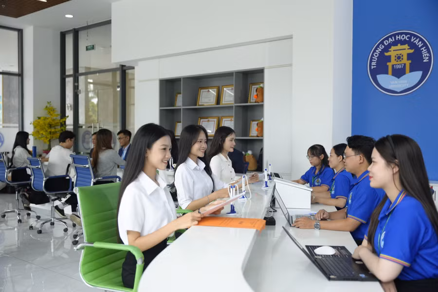 Phụ huynh và thí sinh đến các cơ sở của Trường Đại học Văn Hiến để được tư vấn hỗ trợ. Ảnh: VHU. 