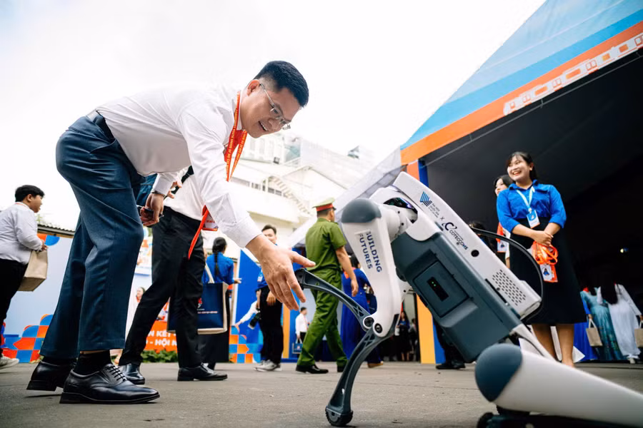 Thanh niên thành phố hào hứng với Robot tại TPHCM. Ảnh: Thành đoàn TPHCM.