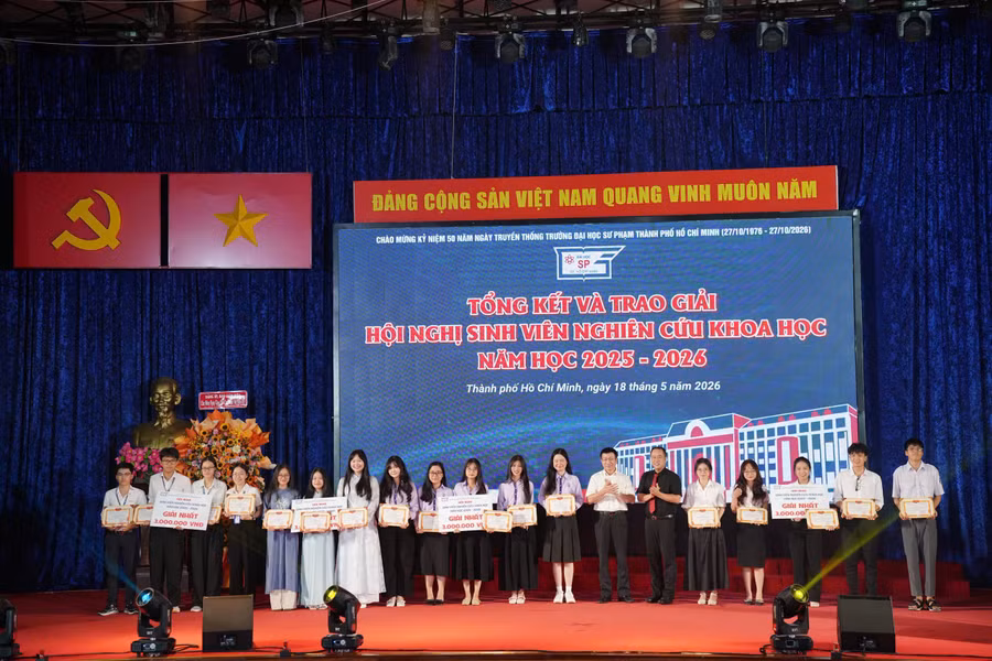Nhà trường trao giải Nhất cho các nhóm sinh viên đạt giải Nghiên cứu Khoa học cấp trường năm 2026. Ảnh: HCMUE. 