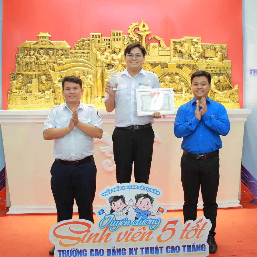 Thanh Duy (giữa) đạt được nhiều bằng khen từ cấp trường đến cấp Trung ương. Ảnh: NVCC. 