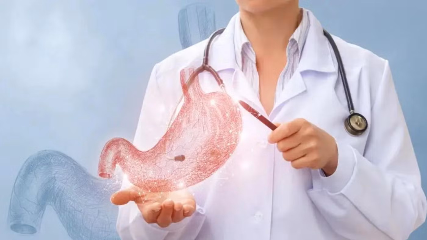 Các thực phẩm nhiều muối không chỉ làm tăng nguy cơ cao huyết áp và bệnh tim mạch, mà còn gây tổn thương lớp bảo vệ niêm mạc dạ dày. (Ảnh: ITN).
