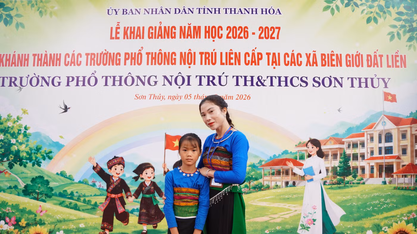 Hà Thu Hương đến trường sớm dự lễ khai giảng.