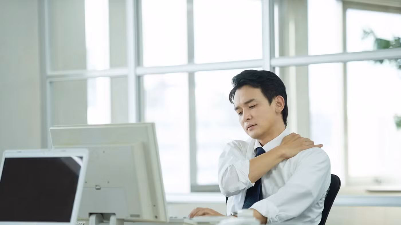 Để bảo vệ cột sống, dân văn phòng cần bắt đầu từ việc điều chỉnh môi trường và thiết bị văn phòng một cách khoa học. (Ảnh: ITN).