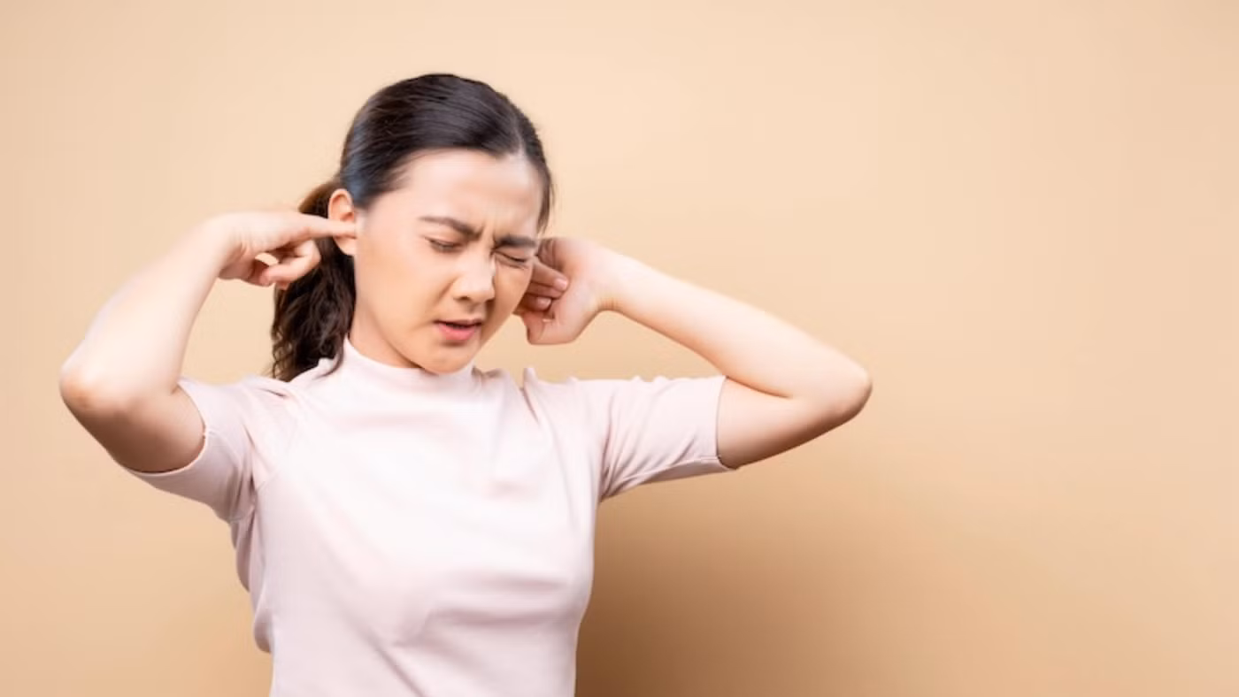 Tác hại của việc ngoáy tai không đúng cách vượt xa những gì mọi người tưởng tượng. (Ảnh: ITN).