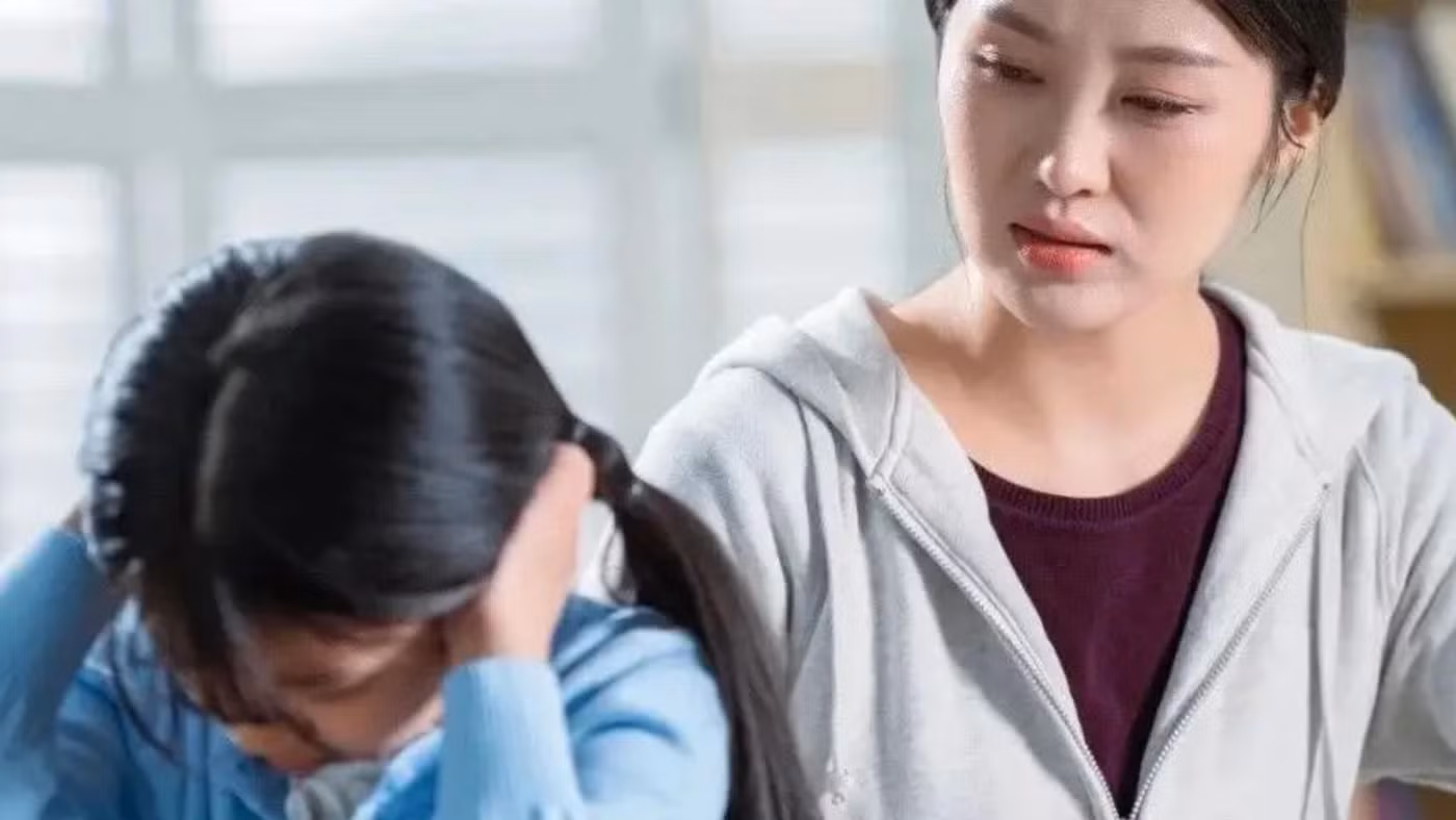 Trẻ không cố tình cãi cha mẹ mà đang dùng hành vi để thể hiện rằng mình chưa làm được. (Ảnh: ITN).