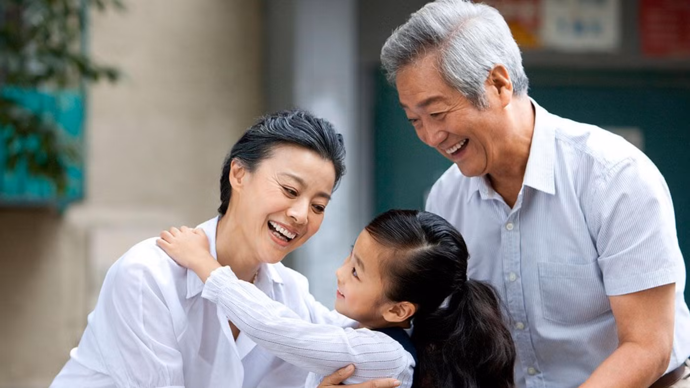 Bố mẹ nên trò chuyện kỹ với ông bà để họ hiểu việc nuông chiều quá mức sẽ gây hại cho sự phát triển của con. (Ảnh: ITN).