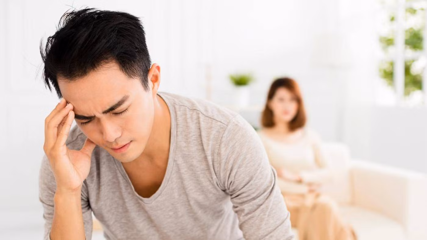 Khích lệ chồng là việc đáng khen, nhưng ngày nào cũng nhắc nhở về vị trí, lương bổng của chồng chỉ cho thấy người vợ quá khắt khe. (Ảnh: ITN).