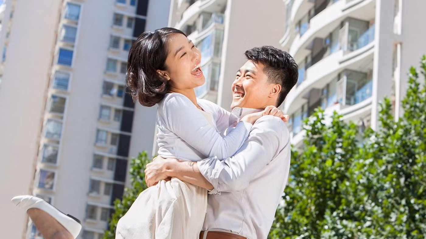 Ôm là một hành vi xã hội cực kỳ đơn giản nhưng có tác dụng giảm căng thẳng, cải thiện tâm trạng và xây dựng kết nối. (Ảnh: ITN).