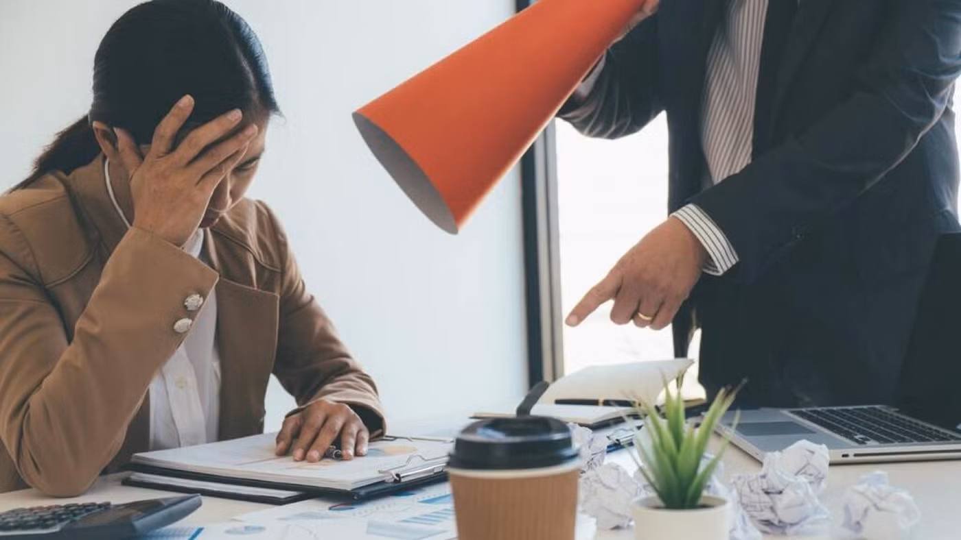 Khi có người cố tình chèn ép bạn, đừng nhịn, hãy đáp trả ngay. (Ảnh: ITN).