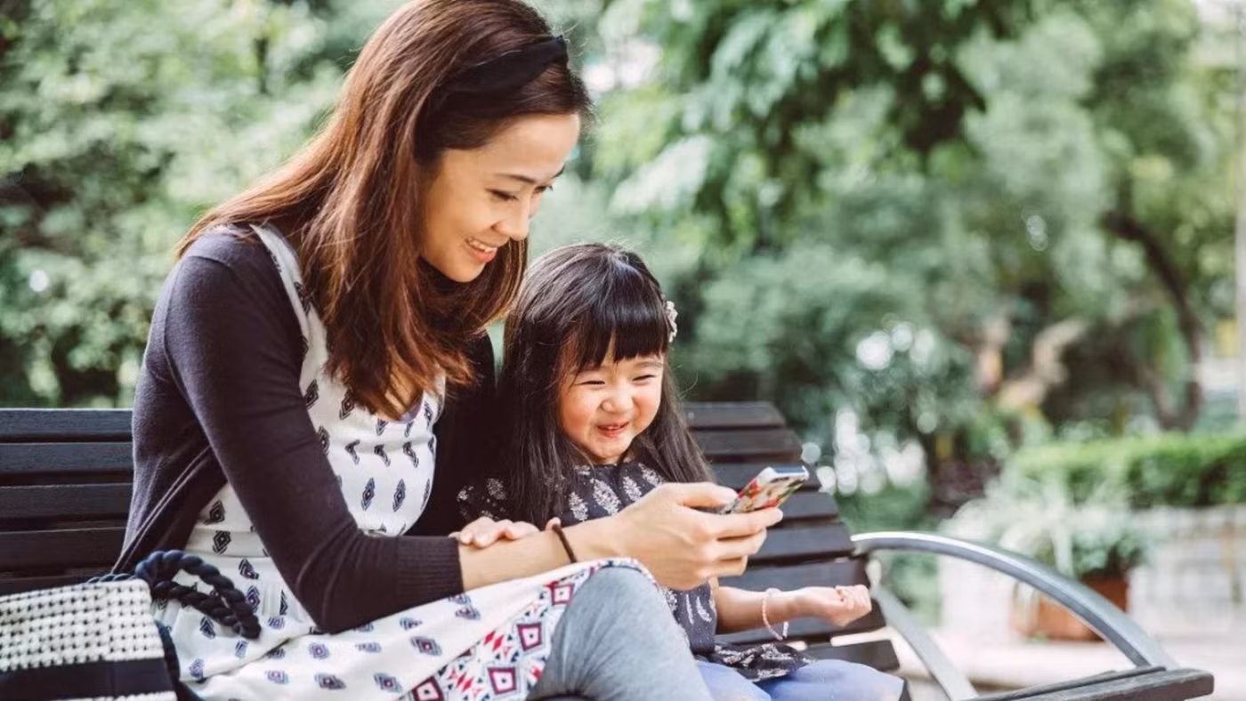 Nhiều bậc phụ huynh mắc hội chứng không rời điện thoại. (Ảnh: ITN).
