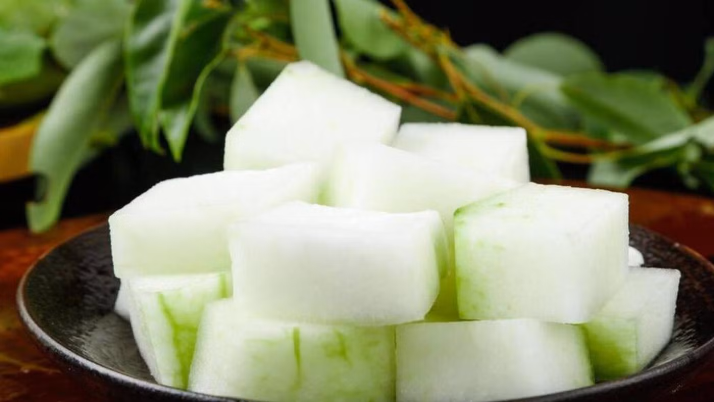 Các thành phần saponin trong bí đao có tác dụng lợi tiểu nhẹ, giúp thải bớt nước thừa và axit uric ra khỏi cơ thể. (Ảnh: ITN).