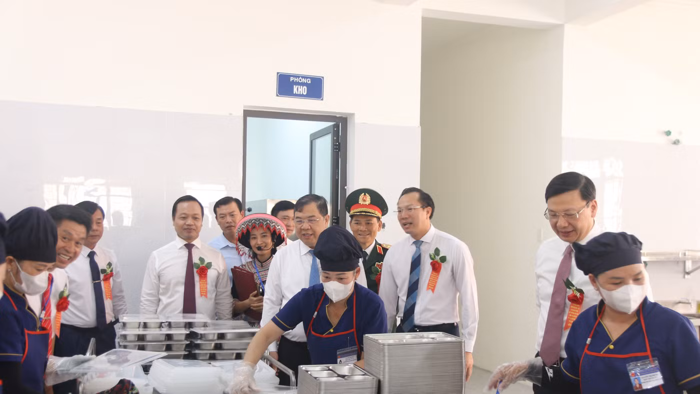 Phó Thủ tướng Phạm Gia Túc cùng các đại biểu dự Lễ Khai giảng và khánh thành Trường PTNT TH&THCS Thanh Nưa kiểm tra khu vực nấu ăn của trường.
