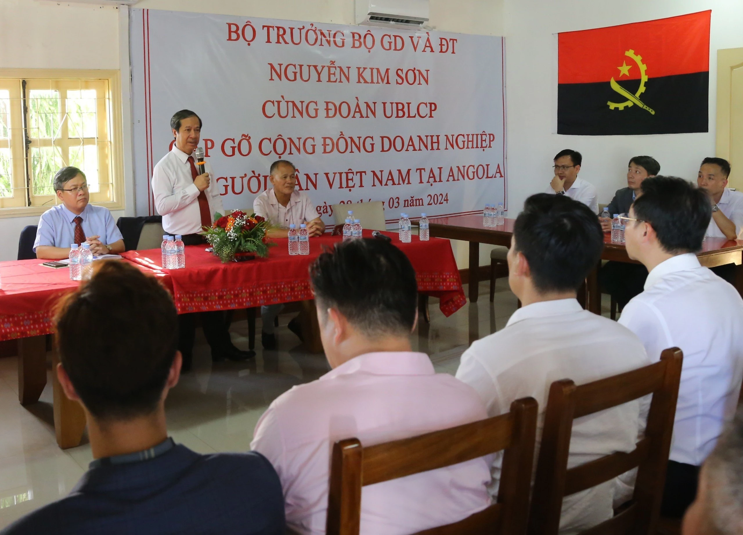 Bộ trưởng Nguyễn Kim Sơn gặp gỡ đại diện cộng đồng người Việt tại Angola. Bộ trưởng Nguyễn Kim Sơn gặp gỡ đại diện cộng đồng người Việt tại Angola.