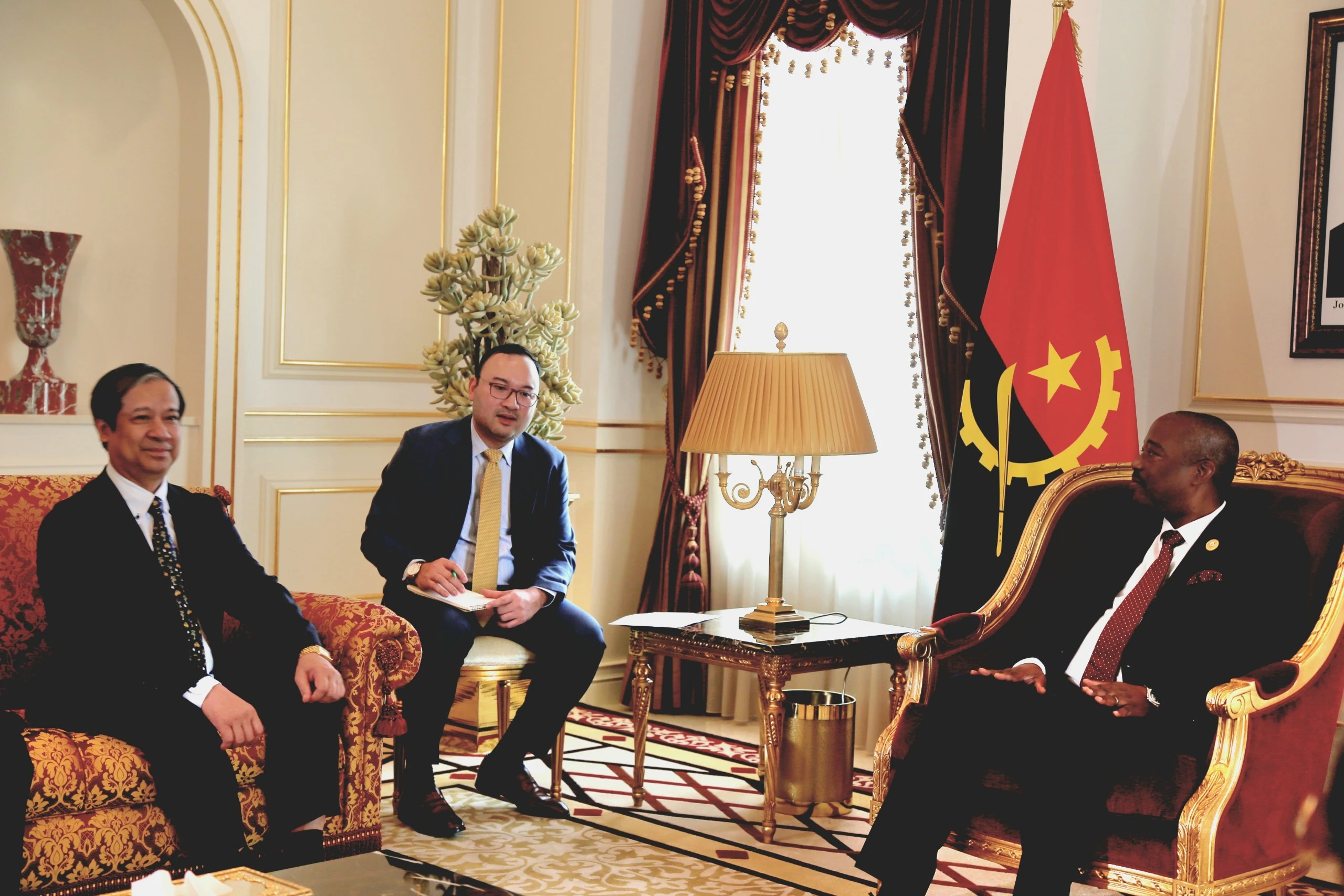 Bộ trưởng Nguyễn Kim Sơn chào xã giao Phó Chủ tịch Thường trực Quốc hội Angola Américo António Cuononoca. Bộ trưởng Nguyễn Kim Sơn chào xã giao Phó Chủ tịch Thường trực Quốc hội Angola Américo António Cuononoca.