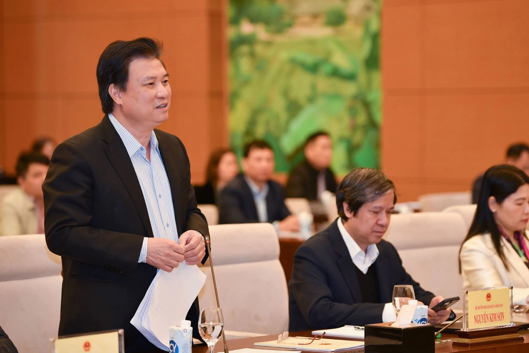 Thứ trưởng Nguyễn Hữu Độ báo cáo tại cuộc họp.