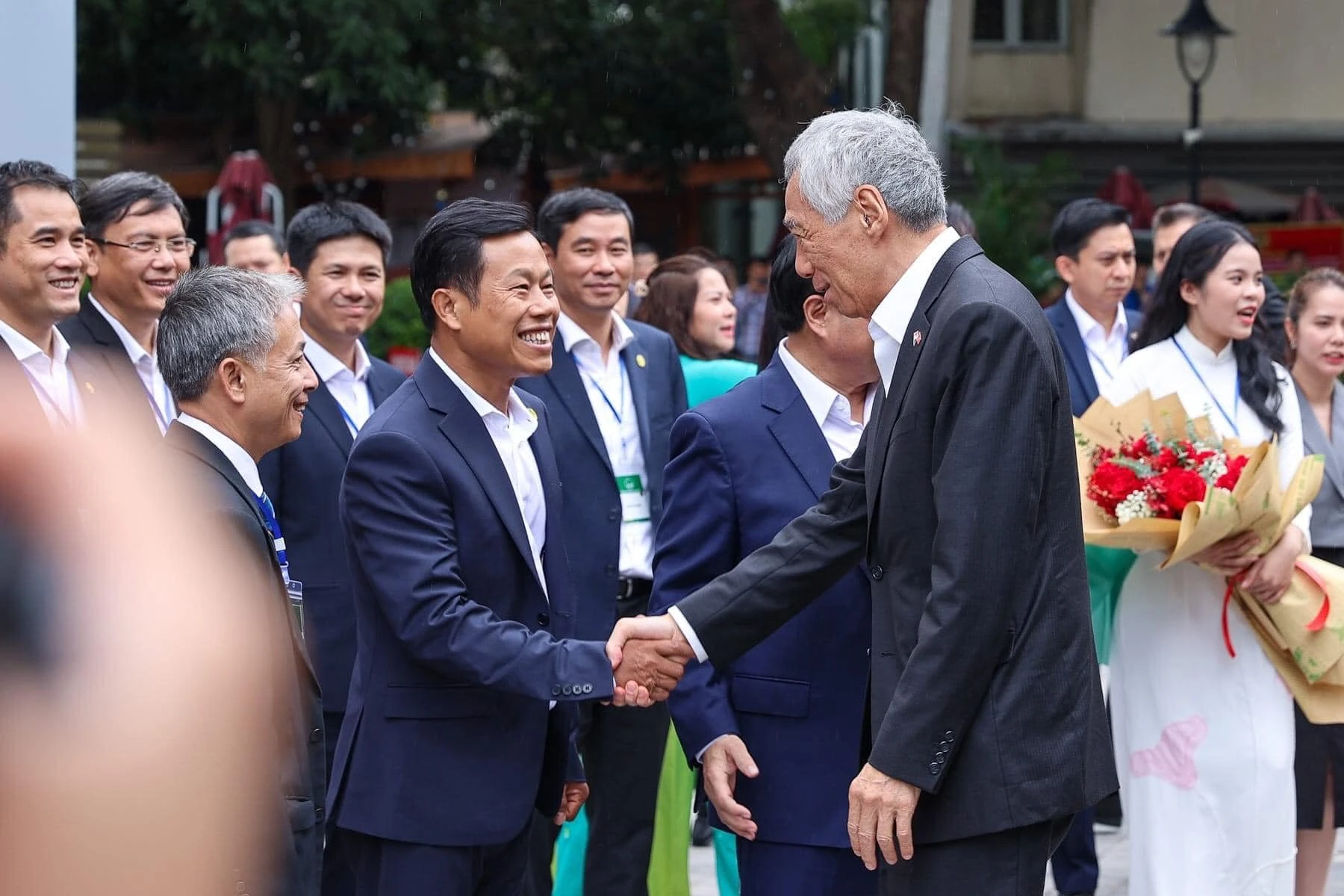 Giám đốc ĐHQG Hà Nội Lê Quân chào đón Thủ tướng Singapore Lý Hiển Long tới thăm ĐHQG Hà Nội và giao lưu cùng sinh viên sáng 29/8. Ảnh: VNU Giám đốc ĐHQG Hà Nội Lê Quân chào đón Thủ tướng Singapore Lý Hiển Long tới thăm ĐHQG Hà Nội và giao lưu cùng sinh viên sáng 29/8. Ảnh: VNU