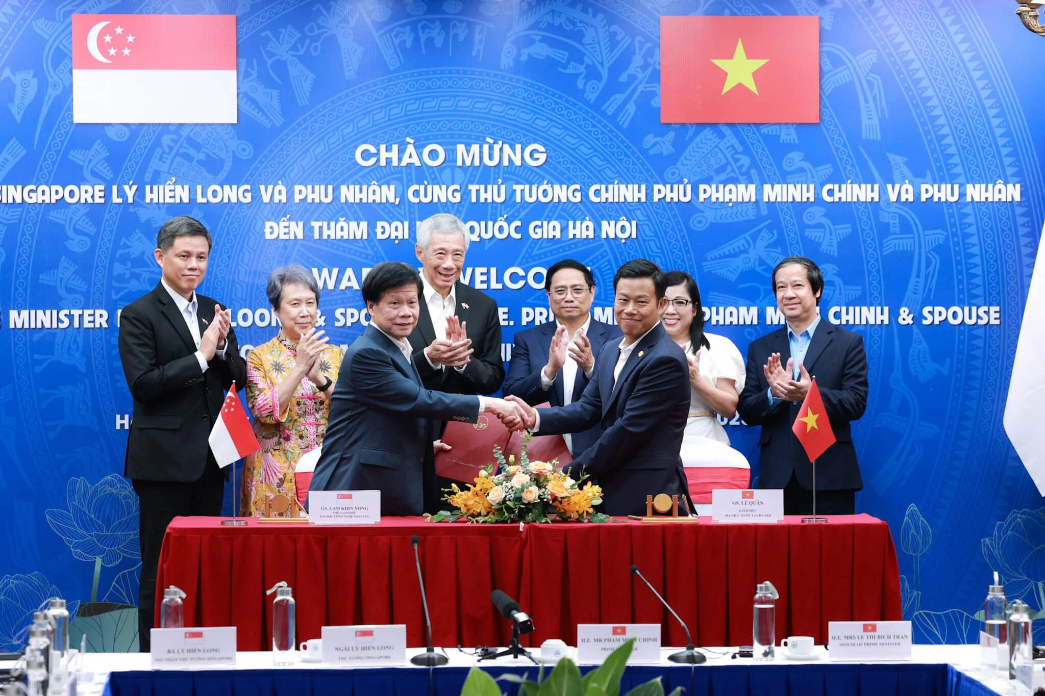 Thủ tướng Phạm Minh Chính; Thủ tướng Singapore Lý Hiển Long cùng Phu nhân của hai Thủ tướng và các đại biểu chứng kiến ký kết thỏa thuận hợp tác giữa ĐHQG Hà Nội và ĐH Công nghệ Nanyang. Ảnh: VNU Thủ tướng Phạm Minh Chính; Thủ tướng Singapore Lý Hiển Long cùng Phu nhân của hai Thủ tướng và các đại biểu chứng kiến ký kết thỏa thuận hợp tác giữa ĐHQG Hà Nội và ĐH Công nghệ Nanyang. Ảnh: VNU