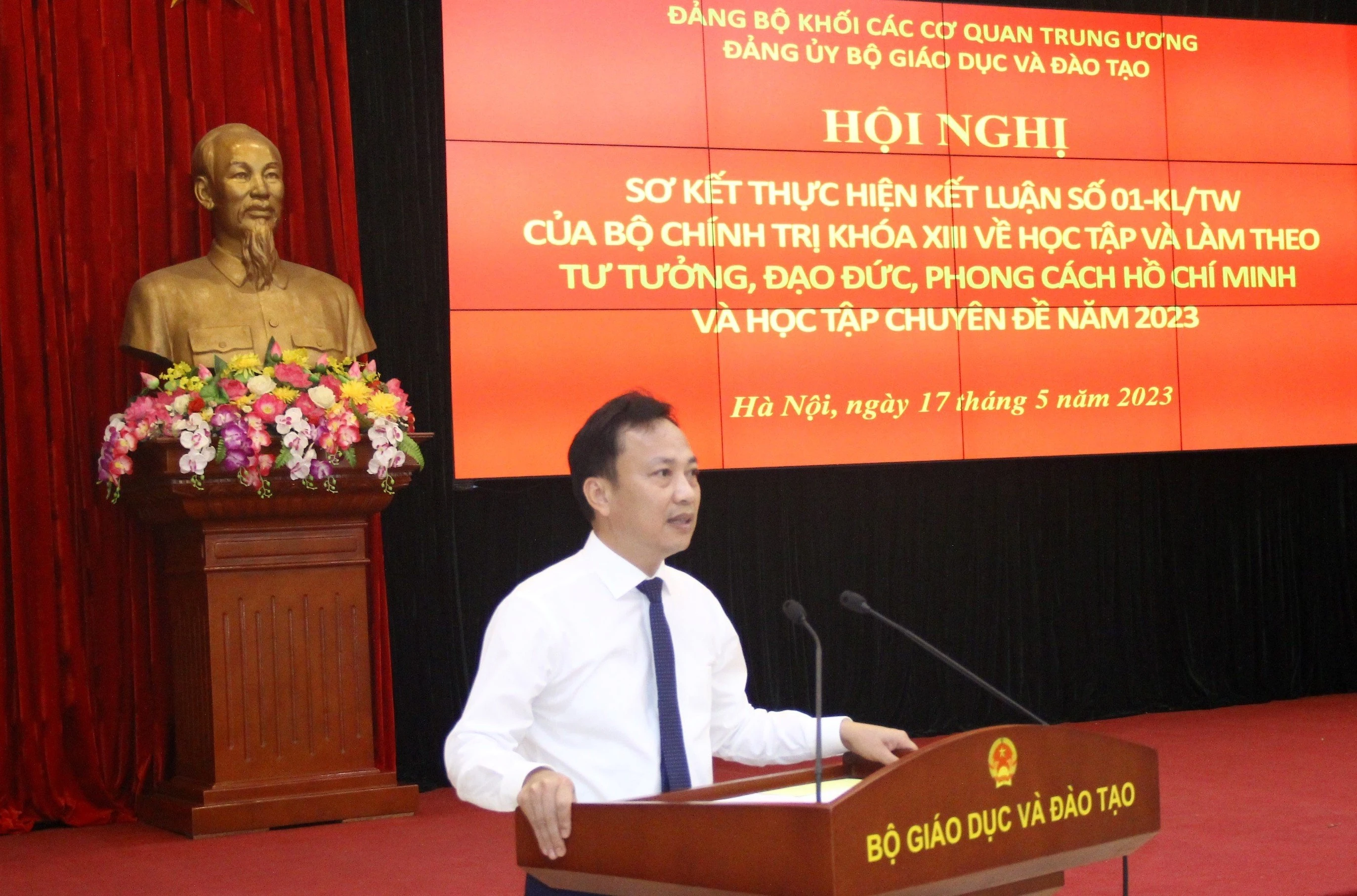 Ông Lại Xuân Lâm, Phó Bí thư Thường trực Đảng ủy Khối các cơ quan Trung ương phát biểu tại Hội nghị.