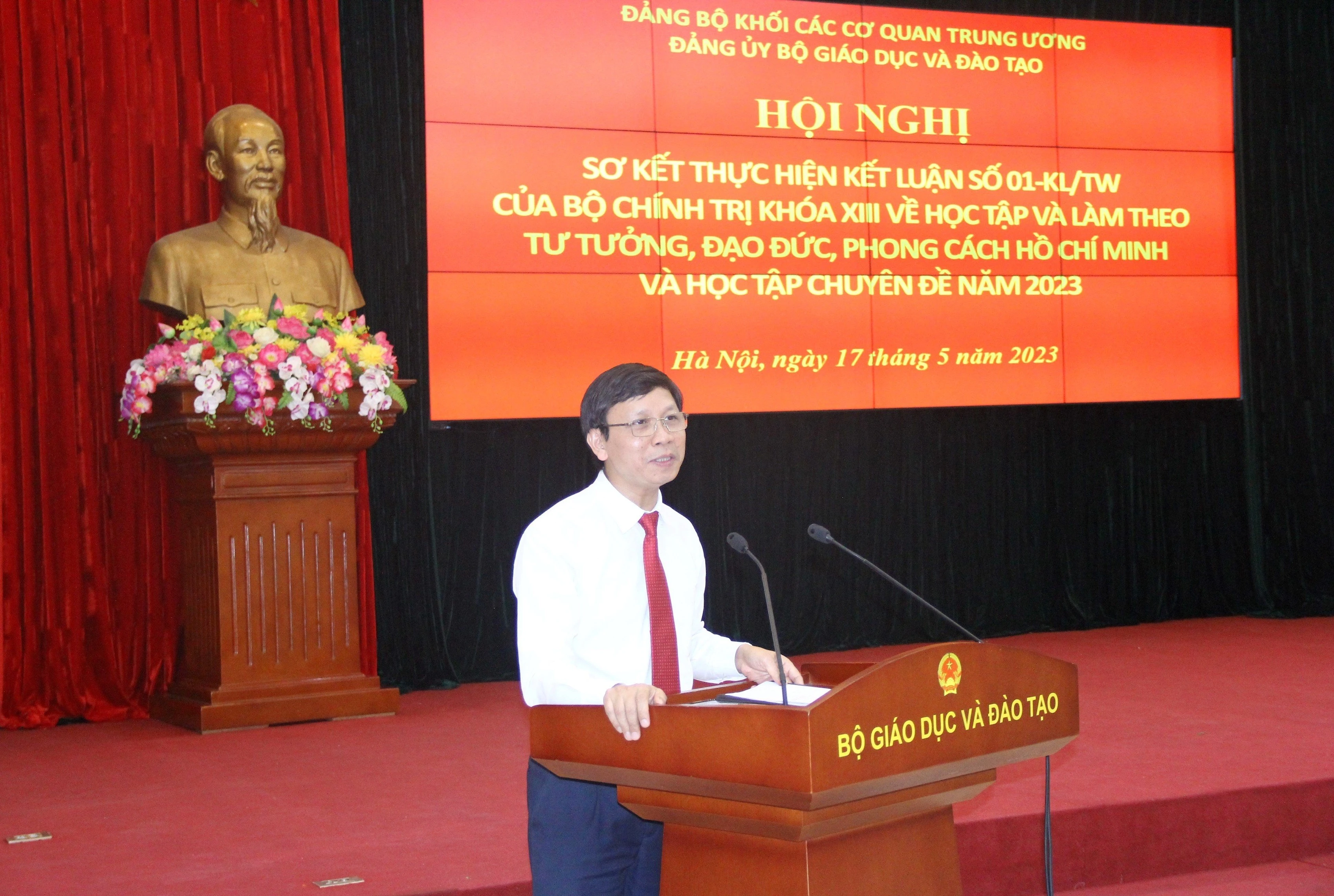 Viện trưởng Viện Hồ Chí Minh và các lãnh tụ của Đảng Lý Việt Quang đã trao đổi chuyên đề về học tập và làm theo tư tưởng, đạo đức, phong cách Hồ Chí Minh.