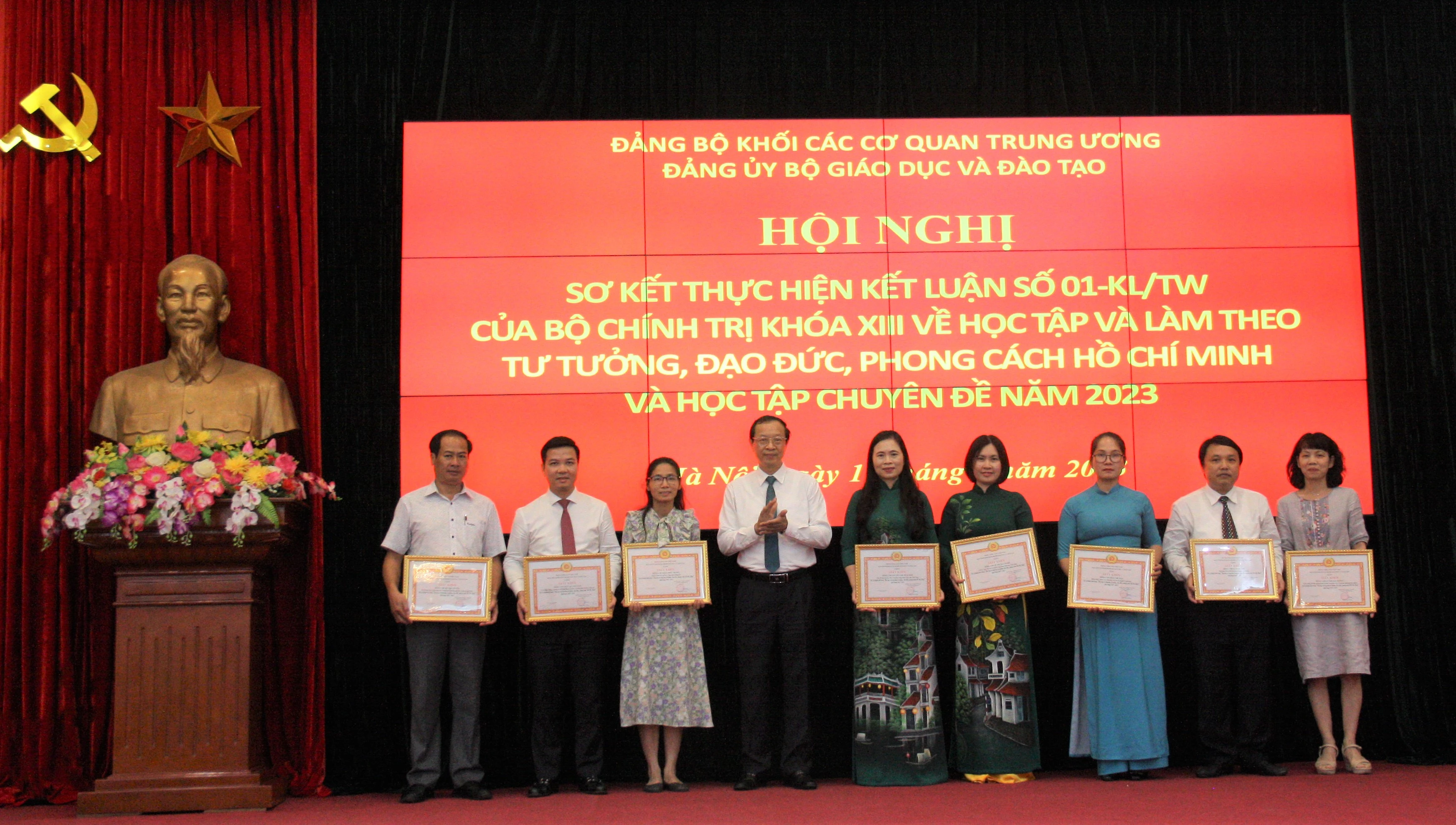 Bí thư Đảng ủy, Thứ trưởng Bộ GD&amp;ĐT Phạm Ngọc Thưởng trao Bằng khen cho các tập thể, cá nhân có thành tích xuất sắc trong học tập và làm theo tư tưởng, đạo đức, phong cách Hồ Chí Minh.