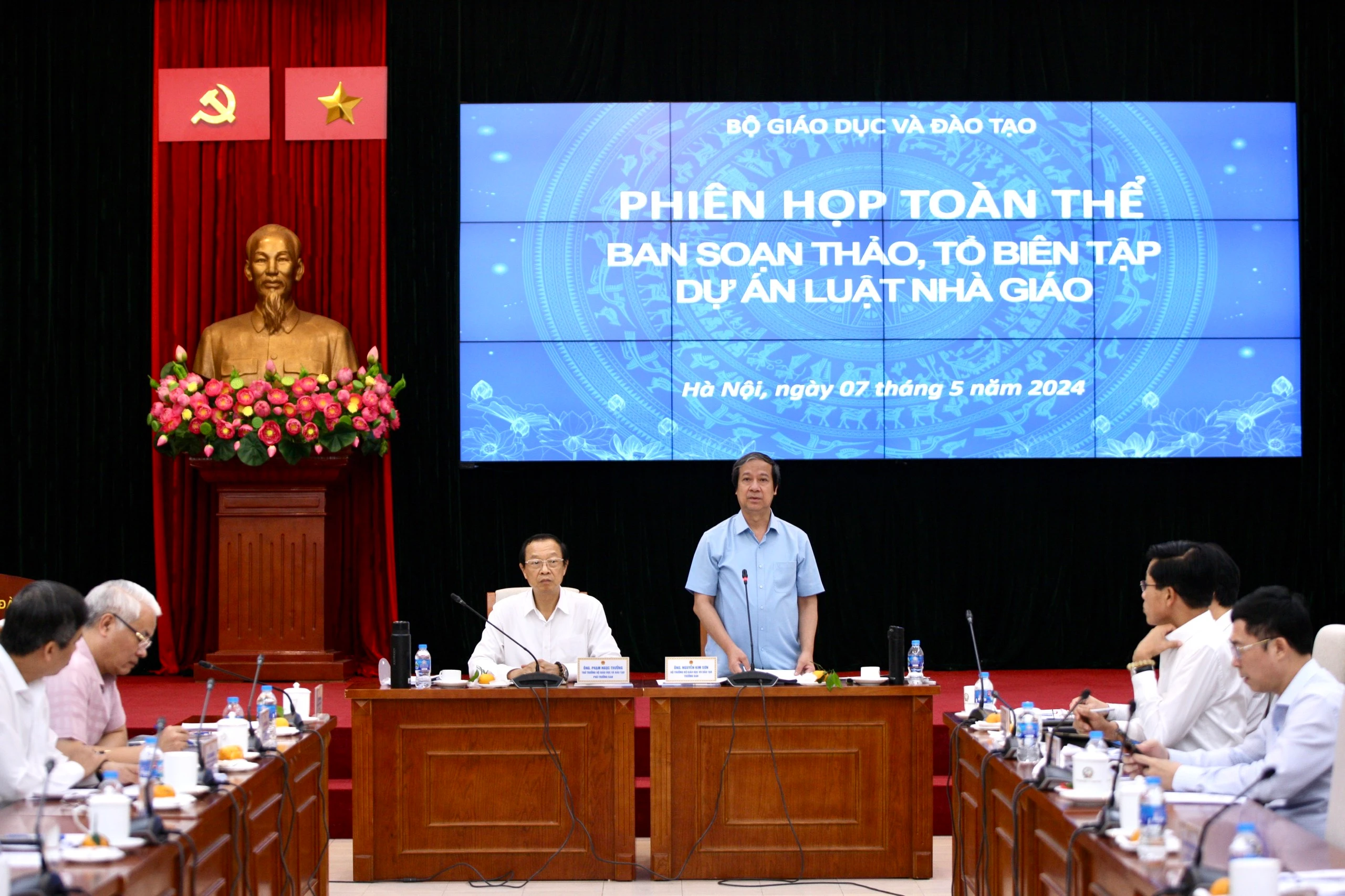 Bộ trưởng Bộ GD&ĐT Nguyễn Kim Sơn phát biểu kết luận phiên họp toàn thể Ban soạn thảo, Tổ biên tập Dự án Luật Nhà giáo. Bộ trưởng Bộ GD&ĐT Nguyễn Kim Sơn phát biểu kết luận phiên họp toàn thể Ban soạn thảo, Tổ biên tập Dự án Luật Nhà giáo.