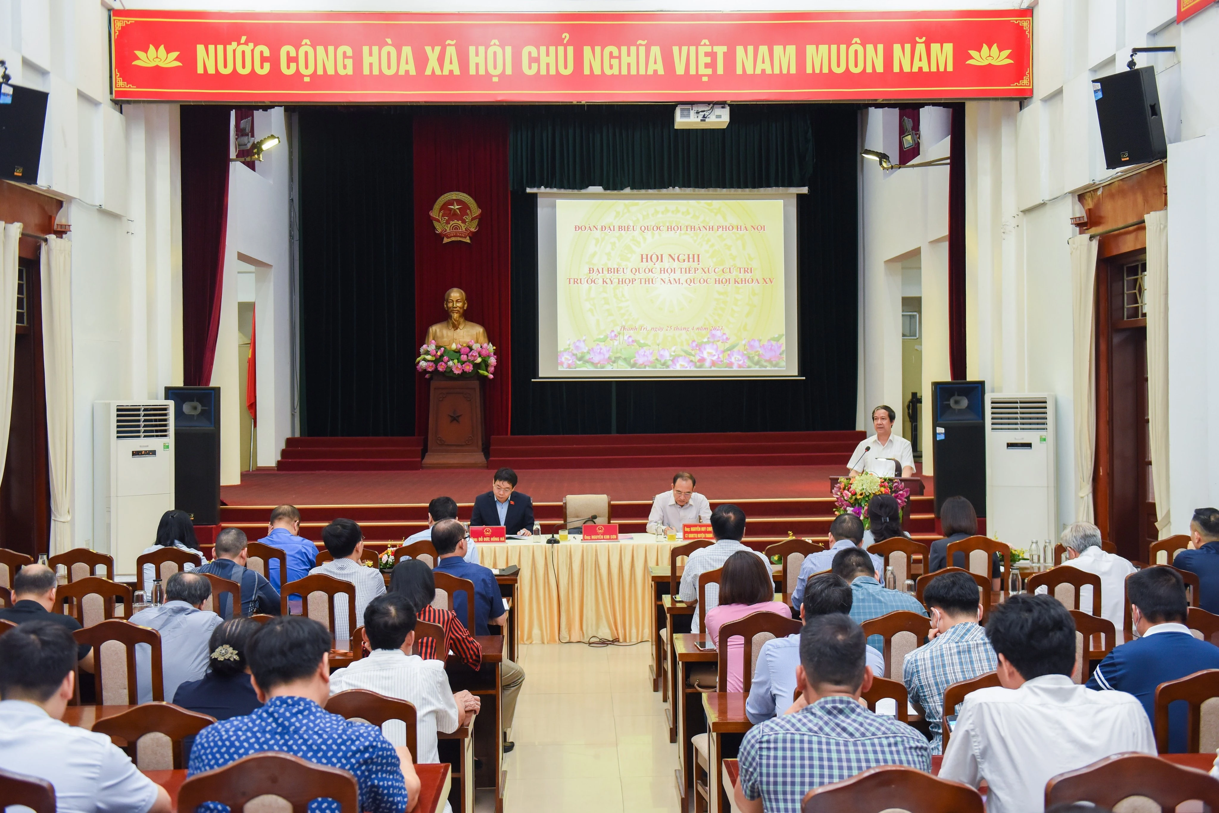 Hội nghị đại biểu Quốc hội tiếp xúc cử tri trước kỳ họp thứ 5 Quốc hội khóa XV diễn ra tại Huyện ủy - Hội đồng nhân dân huyện Thanh Trì, Hà Nội.