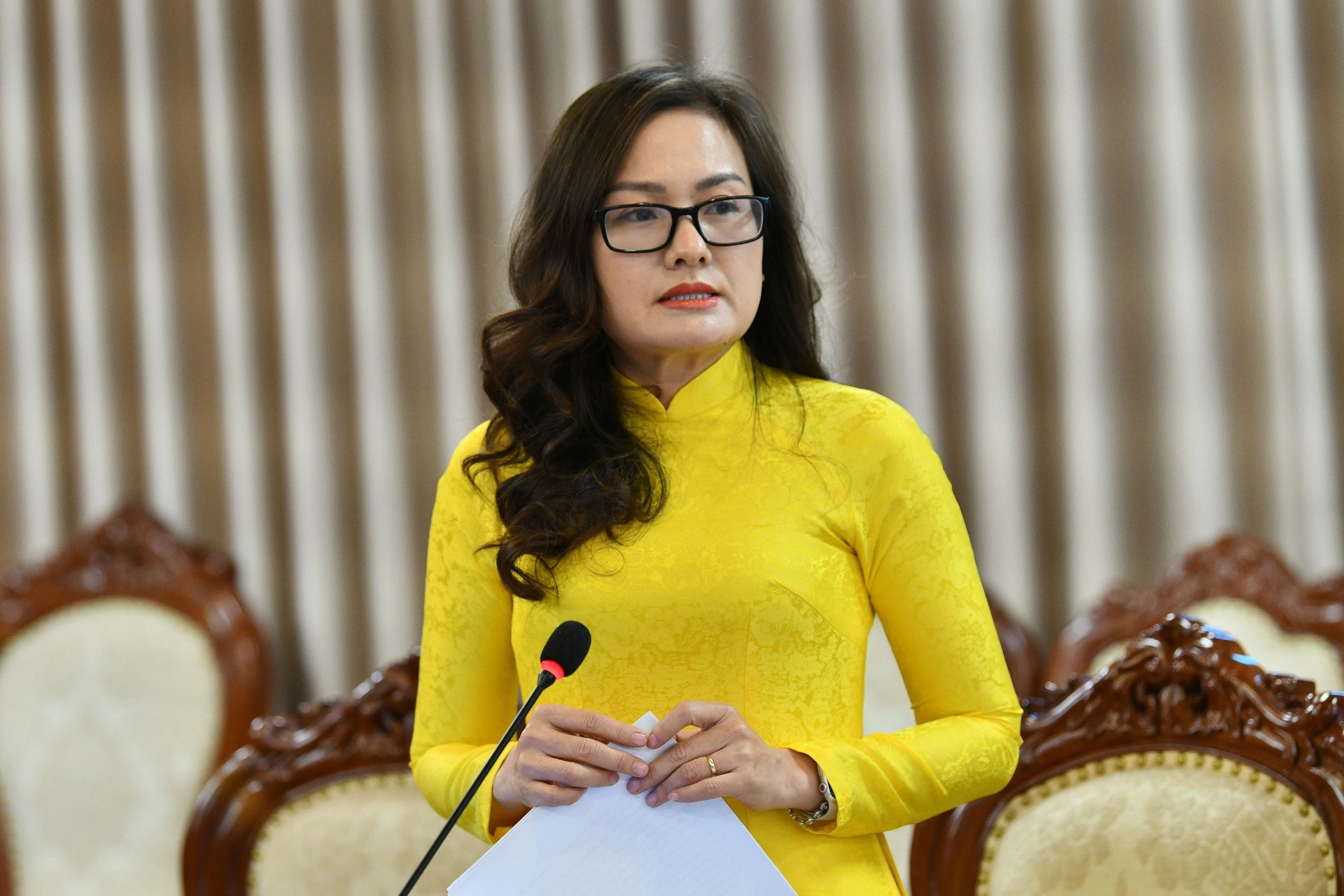 Bà Mai Thị Anh, Vụ trưởng Vụ Pháp chế báo cáo kết quả soạn thảo văn bản của Bộ GD&amp;ĐT năm 2023.
