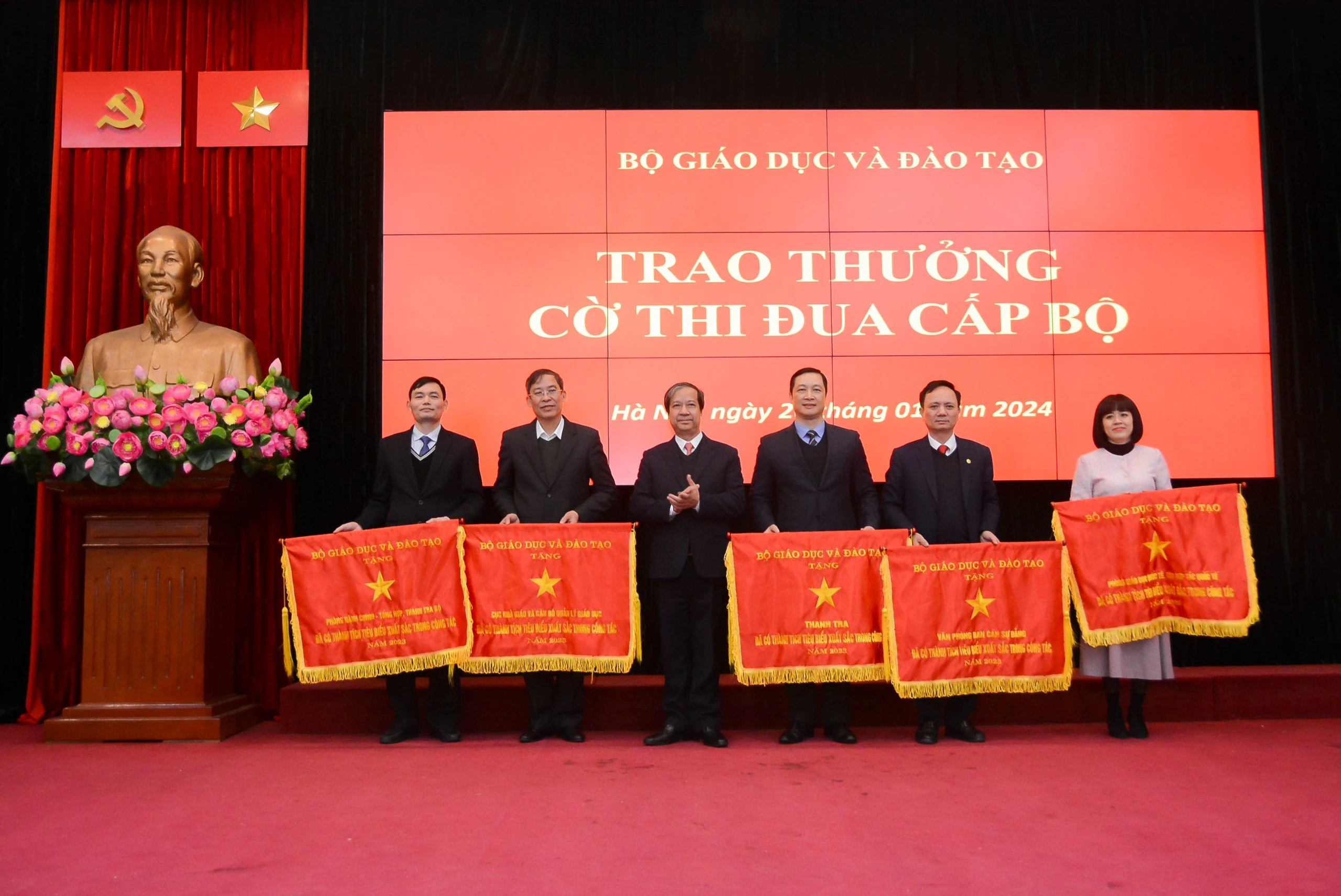 Bộ trưởng Nguyễn Kim Sơn tặng Cờ thi đua của Bộ GD&ĐT cho 5 tập thể. Bộ trưởng Nguyễn Kim Sơn tặng Cờ thi đua của Bộ GD&ĐT cho 5 tập thể.