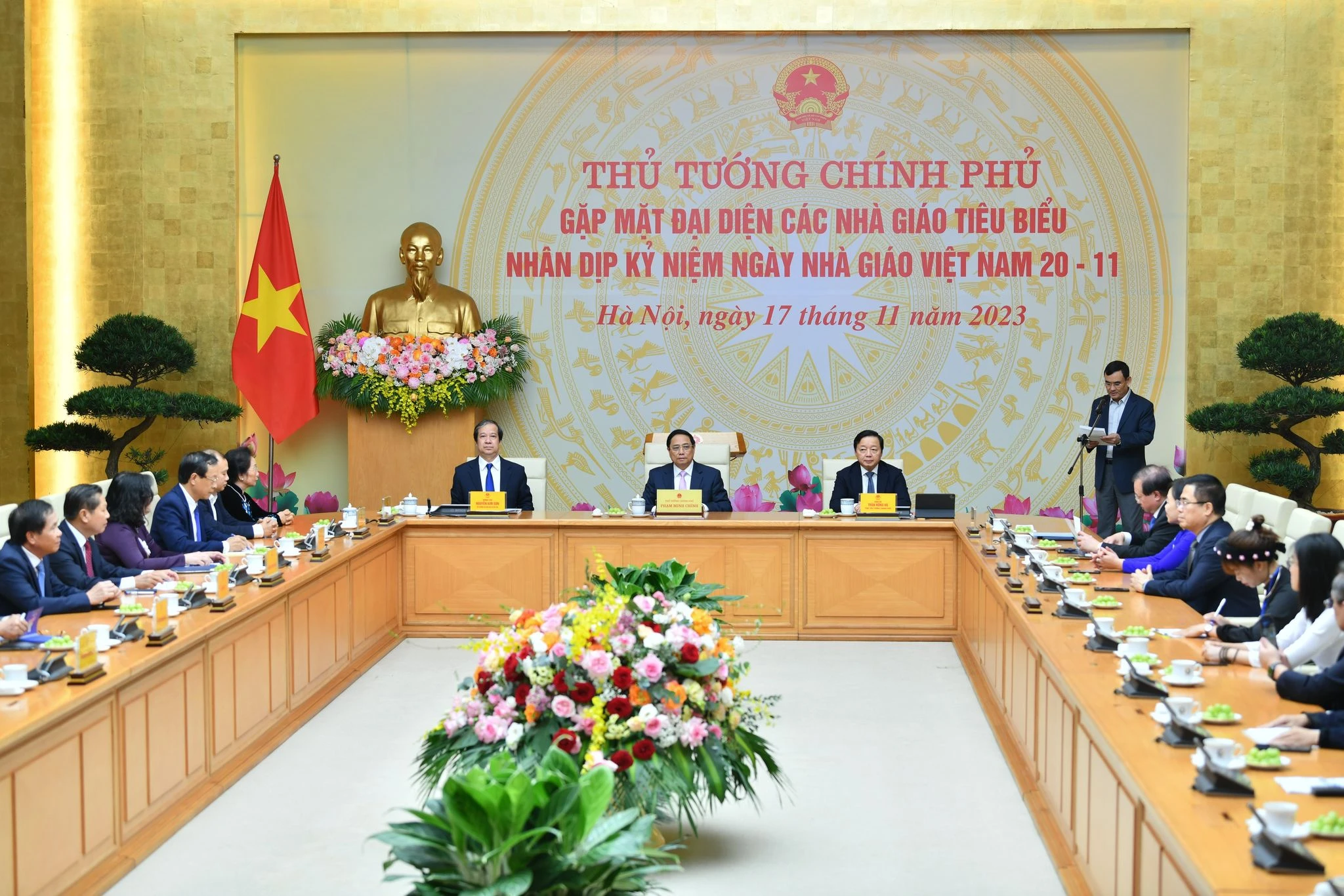 Thủ tướng Phạm Minh Chính, Phó Thủ tướng Trần Hồng Hà, Bộ trưởng Nguyễn Kim Sơn chủ trì buổi gặp mặt. Thủ tướng Phạm Minh Chính, Phó Thủ tướng Trần Hồng Hà, Bộ trưởng Nguyễn Kim Sơn chủ trì buổi gặp mặt.