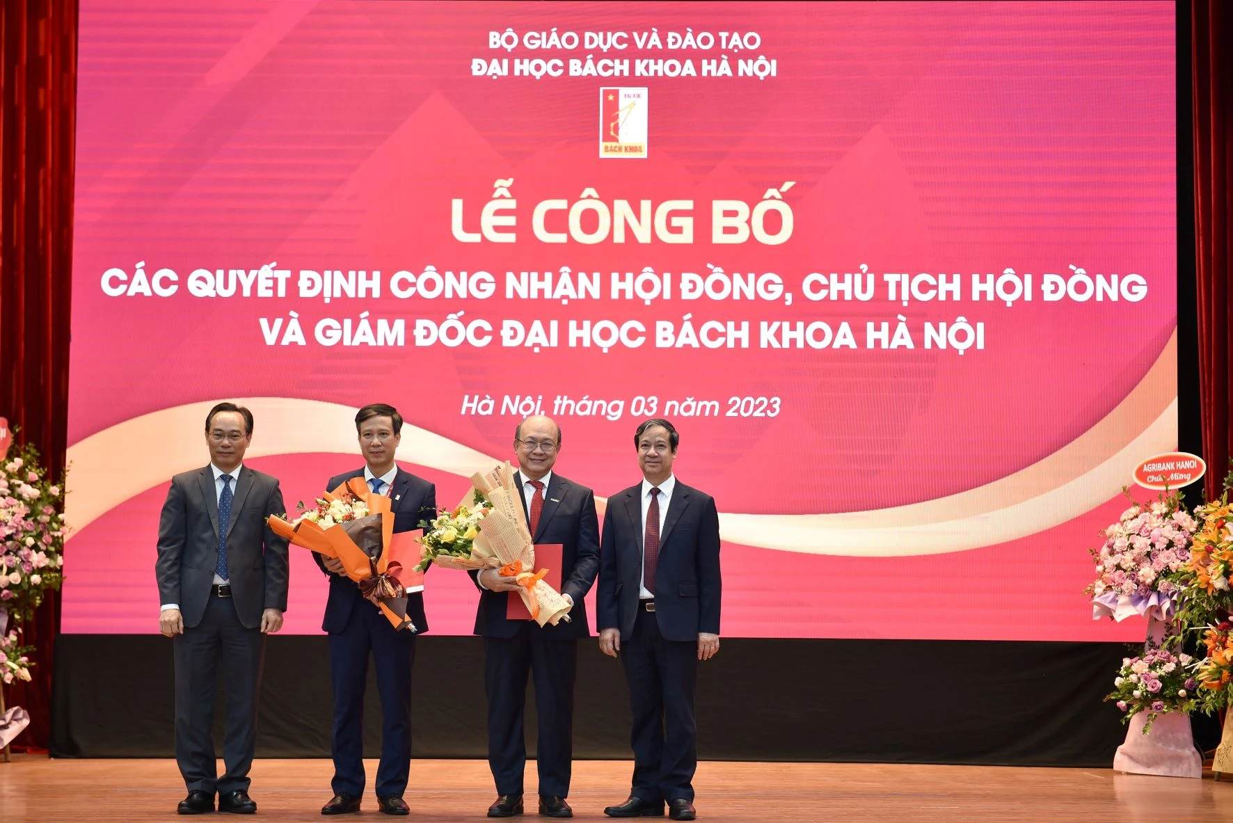 Bộ trưởng Nguyễn Kim Sơn, Thứ trưởng Hoàng Minh Sơn chúc mừng và trao các quyết định công nhận Chủ tịch hội đồng, Giám đốc ĐH Bách khoa Hà Nội nhiệm kỳ 2020-2025.